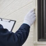 足場解体前に外壁塗装の仕上がりを確認する幸家リフォームの自社職人の説明用イメージ